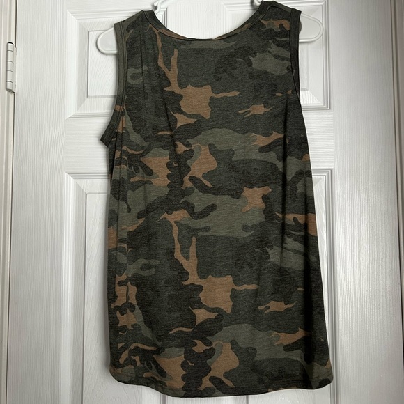 Womens camo Vneck tank‎ - Picture 4 of 5